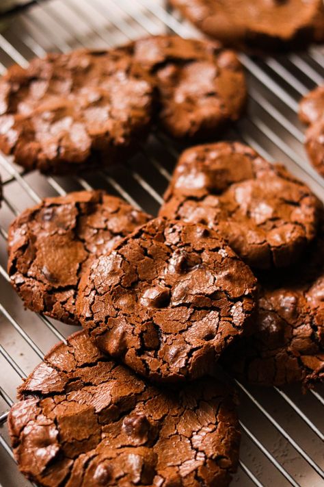 These are the most perfect paleo flourless chocolate cookies that are fudgy on the inside, with a wonderfully crispy top layer. So easy to make with just 5 ingredients, and they remind me of brownies! #paleo #paleodessert #grainfree #grainfreebaking #glutenfree #nutfreedessert #nutfreecookies #chocolatecookies Gluten Free Paleo Cookies, Paleo Christmas Baking, Paleo Cookie Recipes, Paleo Pastries, Paleo Cookies Easy, Paleo Chocolate Dessert, Paleo Chocolate Cookies, Nut Free Cookies, Nut Free Desserts