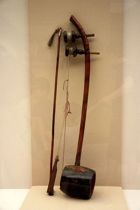 Korean Instruments, Unique Instruments, Korean Things, Korean Peninsula, Asian Inspiration, Stringed Instruments, Culture Club, Asian Culture, Musical Art