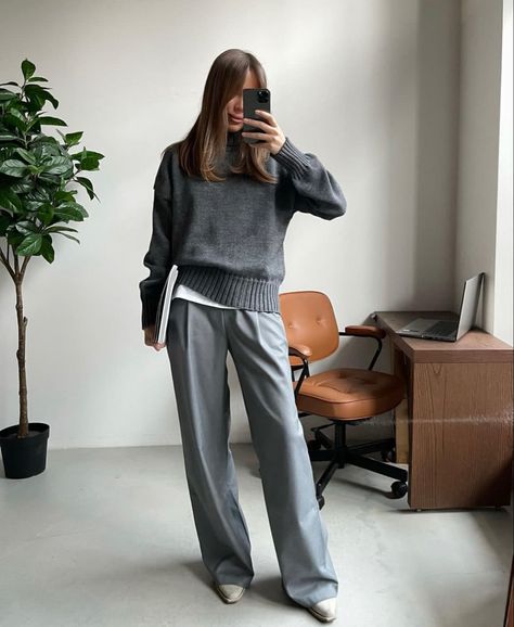 Loose Gray Pants Outfit, Light Grey Outfits For Women, Light Gray Trousers Outfit, Grey Suit Pants Outfit, Light Grey Trousers Outfit, Light Grey Pants Outfit, Dark Grey Sweatpants Outfit, Grey Trousers Outfit, Ivy Aesthetic