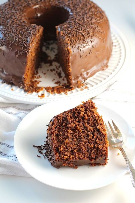 The is the best Brazilian Cake called Bolo de Brigadeiro! It has a soft, moist chocolate cake, with a brigadeiro chocolate sauce poured all over. It's perfect for holidays or any day at all! This my friends, is a Bolo de Brigadeiro, the best Brazilian Cake out there for chocolate lovers. And yes, you read correctly, it's based off of the famous Brigadeiro Chocolate Truffles that are found everywhere here in Brazil!The cake itself is moist, buttery, and spongy, with just the right amo… Brazilian Birthday Cake, Brazilian Recipes Dessert, Brazilian Cake, Angelfood Cake, Brazilian Grill, Brigadeiro Cake, Brazilian Chocolate, Portable Dessert, Tube Pan