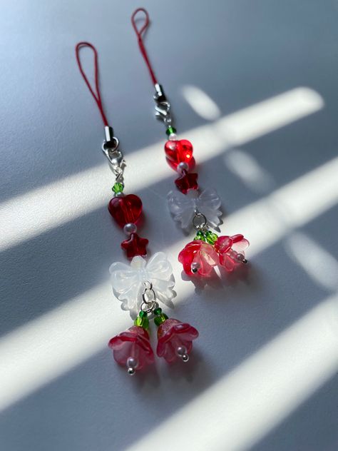 This is a very cute berry phone keychain, that was created to give pleasant emotions and good moods♡ Beaded Flower Keychain, Cute Bead Keychains, Beaded Keychains Patterns, Cute Phone Charms, Keychain Beads, Red Keychain, Diy Keychains, Phone Keychain, Beads Keychain