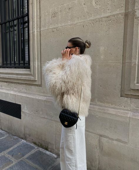 White Faux Fur Coat Outfit, Heart Bag Outfit, Fluffy Coat Outfit, Faux Fur Coats Outfit, 10 Winter Outfits, Heart Bags, White Fur Jacket, Winter Maternity Outfits, Fur Coat Outfit