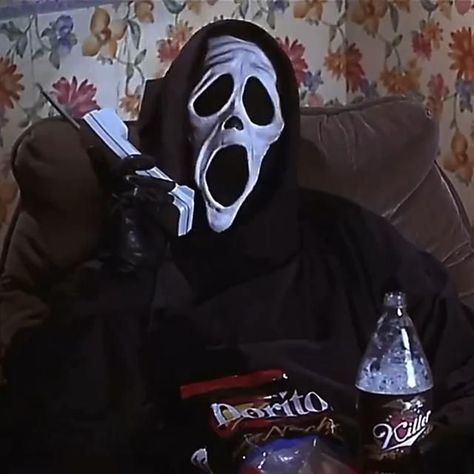 Scary Movie Ghostface High, 90s Horror Aesthetic Wallpaper, Doofy Scary Movie, Scary Movie Aesthetic, Scary Movie 1, 90s Horror Movies, Funny Scary Movies, Scary Movie 2, Scary Movie 3