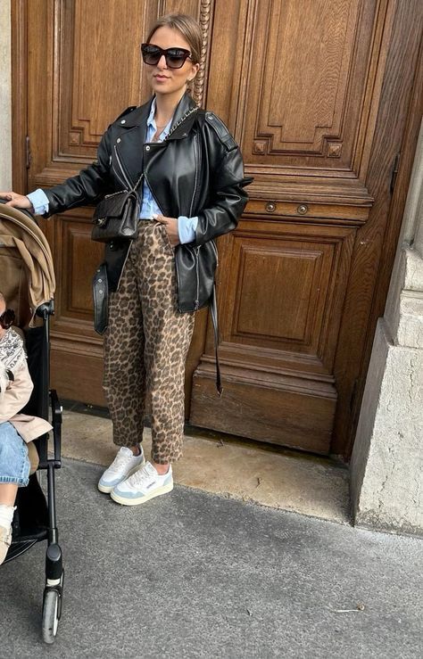 Leopard Jeans Outfit Summer, How To Style Leopard Print Jeans, Leopard Denim Outfit, Outfits With Leopard Pants, Leopard Pant Outfit, Leopard Coat Outfit Winter Style, Style Leopard Pants, Leopard Print Jeans Outfit Street Style, Spring Outfits 2024 Street Style