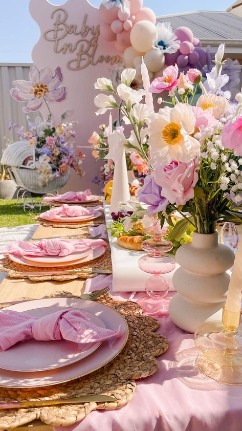 Birthday Party Mom Ideas, Floral Baby Birthday Party, Flower Birthday Decorations Ideas, Girl Baby In Bloom Shower Ideas, Baby In The Bloom Baby Shower Ideas, Baby Girl In Bloom Shower Ideas, Garden Baby Shower Decor, Garden Theme Baby Shower Ideas Girl, Baby Shower Ideas Baby In Bloom