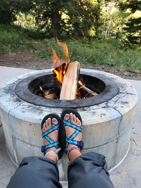 Chacos Hiking Outfit, Chacos With Socks Outfit, Granola Girl Shoes, Chaco Outfit, Chaco Outfits, Chaco Sandals Outfit, Chacos Outfit, Chacos Sandals Aesthetic, Granola Friends Aesthetic