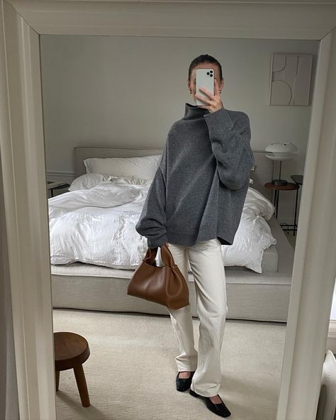 Kristin Rödin (@kristin_rodin) • Instagram photos and videos Polene Bag, Chignon Bun, Easy Winter Outfit, Winter Fits, Chic Outfit, Cozy Knits, Quilted Leather, Sweaters Oversized, Outfits Casuales