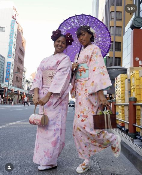 Inspirations and ideas of types of kimono and yukata for foreigners wear / kimono and yukata that matches suit to foreigners Kimono And Yukata Difference, Kimono Black Woman, Japanese Cultural Clothing, Yukata Aesthetic, Types Of Kimono, Kimono Hairstyle, Japanese Fashion Aesthetic, Kimono Street Style, Kimono And Yukata