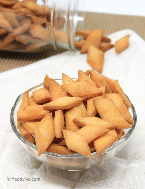 Shakkar Para Recipe Gujiya Recipe, Snack At Home, Gujarati Snacks, Diwali Snacks, Sweet Dumplings, Diwali Sweets, Dry Coconut, Grated Coconut, Indian Sweets