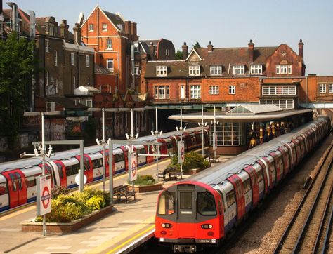 London - West Hampstead Station - Jubilee Line trains @visitlondon #LondonMoments Encontrado:https://www.flickr.com/photos/harshilshah/2771519032/in/album-72157594547087045/ West Hampstead, Jubilee Line, Hampstead London, Tube Station, Line Photo, London Underground, London Life, Old Photos, Favorite Places