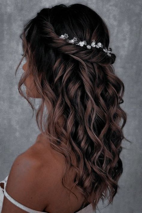 Hairstyles For Black Hair Wedding, Wavy Hairstyles With Braid, Hair For Prom Short, Prom Hairstyles Dark Hair, Decent Hairstyles, Fancy Hairstyles For Medium Hair, Hairstyles Designs, Kids Hairstyles For Wedding, Mehndi Hairstyles