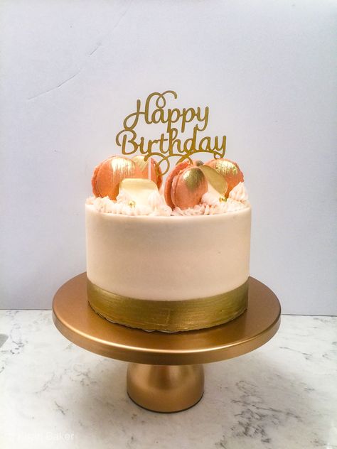 Macaron cake by @kiranscakes IG Macaron Cake Topper, Cakes With Macarons On Top, Cake With Macarons On Top, Macaron Decorated Cake, Rose Gold Cake With Macarons, Gold Macaron Cake, 21st Birthday Cake Macaroons, Cake With Macarons, 14th Birthday Cakes