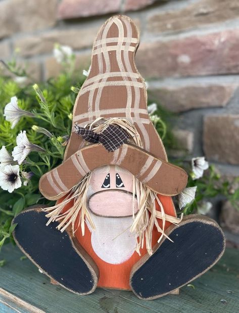 Scarecrow Gnome, Thanksgiving Wood Crafts, Country Craft Ideas, Critter Sitters, Diy Halloween Gifts, Bottle Caddy, Fall Wood Crafts, Wood Yard Art, Wood Craft Patterns