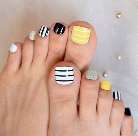 Chic Pedicure, Easy Toe Nail Designs, Simple Toe Nails, Feet Nail Design, Nails Short Square, Pedicure Designs Toenails, Toe Nail Color, Nagellack Trends, Pretty Toe Nails