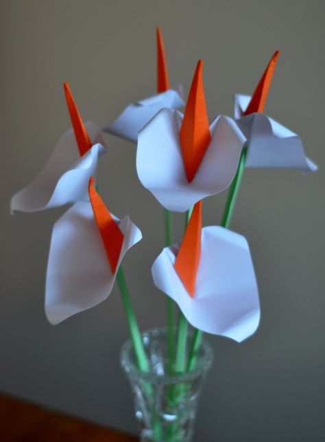 Origami Calla Lillies for Easter, designed by Leyla Torres. Find the video tutorial and more about their symbolism here: http://www.origamispirit.com/2013/03/how-to-make-an-origami-calla-lily/     These realistic, graceful flowers are made from three pieces of paper (stem, flower, stamen) which are connected together through clever folds - no glue required! Crafty Flowers, Origami Lily, Poppy Bouquet, Flower Stamen, Origami Videos, Origami Models, Making Flowers, Craftwork Cards, Jell O