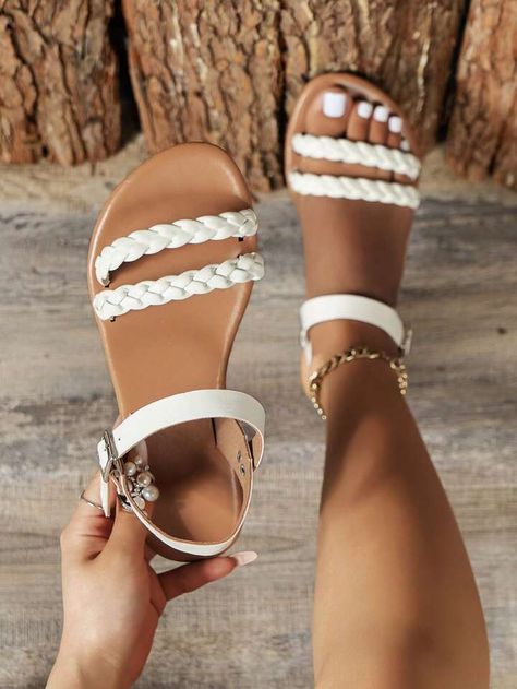 Cute Flats Shoes, Cute Sandals For Summer, Slippers Aesthetic, Bride Shoes Flats, White Sandals Flat, Sandals Aesthetic, Sandals Vacation, Vacation Sandals, Women Flat Sandals