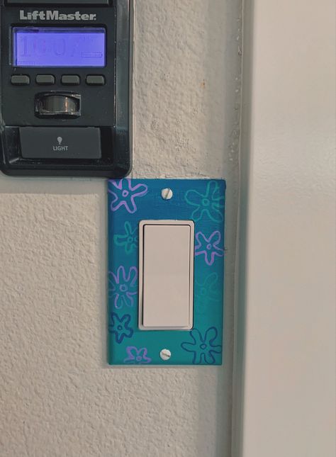 Outlet Painting Ideas Easy, Painting Outlet Covers, Lightswitch Ideas Painting, Outlet Painting Ideas, Painting Outlets, Painted Bedroom Doors, Light Switch Art, Light Switch Covers Diy, Surf Room Decor