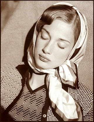 Beautiful Retro 50s Head Scarf Inspiration – Bell'Dora Fashions 1950 Clothes, Scarf Aesthetic, Hair Scarf Styles, Silk Headscarf, Chic Scarves, Head Scarf Styles, African Head Wraps, Traditional Fashion, Moda Vintage