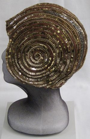 1920s sequinned cloche 20s Fashion, Love Hat, 1920s Fashion, Gold Sequins, Mode Vintage, Fashion History, Hats Vintage, Gatsby, Headdress