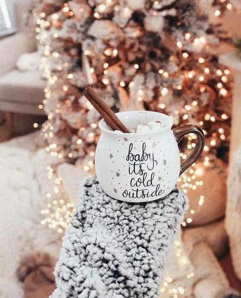 The magic of Christmas - a beautiful selection of cozy winter wallpapers. The most beautiful wallpapers aesthetics free to download. #winteraesthetics #christmasaesthetics #cozyaestetics #christmaswallpaper A Blanket, Cinnamon, Coffee Mug, Christmas Tree, Mug, Coffee, Christmas