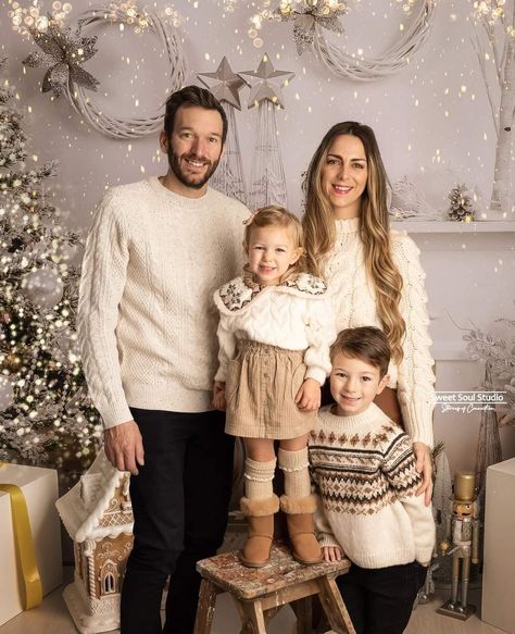 Christmas Outfit For Photoshoot, Outfit Ideas Christmas Family Pictures, Christmas Outfit Ideas Family Pictures, Xmas Photo Outfit Ideas, Jcpenney Portraits Christmas, Christmas Picture Poses Family, Black Outfits For Christmas Pictures, Christmas Outfit Ideas For Photoshoot, Cream Christmas Outfits Family