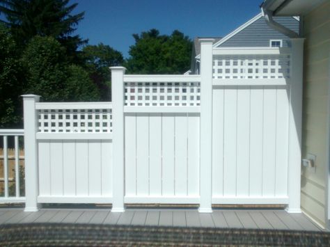 Staggered privacy panels on deck. Privacy Deck, Small Garden Pergola, Outdoor Privacy Screen, Small Pergola, Pergola Pictures, Deck Privacy, Privacy Ideas, Privacy Wall, Decks And Patios