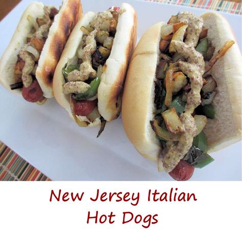 New Jersey Italian Hot Dogs Italian Hot Dog, Baked Hot Dogs, Hot Dog Chili Sauce, Hot Dog Sauce, Gourmet Hot Dogs, Hot Dog Chili, Cooking Light Recipes, Burger Dogs, Beef Hot Dogs