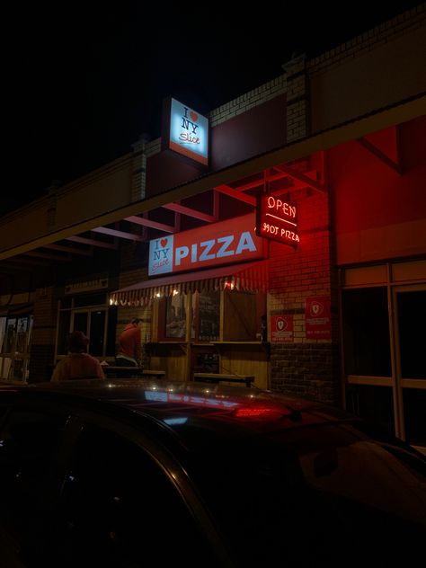 Pizza Worker Aesthetic, Cooking At Night Aesthetic, Pizza Delivery Aesthetic, 80s Pizzaria Aesthetic, Chiaroscuro Aesthetic, Pizza Parlor Aesthetic, Pizza Shop Aesthetic, Pizza Place Aesthetic, Pizzaria Aesthetic