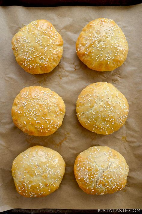 Quick Homemade Burger Buns Without Yeast Buns Without Yeast, Vegan Hamburger Buns, Gluten Free Hamburger Buns, Homemade Burger Buns, Gluten Free Hamburger, Burger Buns Recipe, Hamburger Bun Recipe, Homemade Hamburger Buns, Easy Burgers