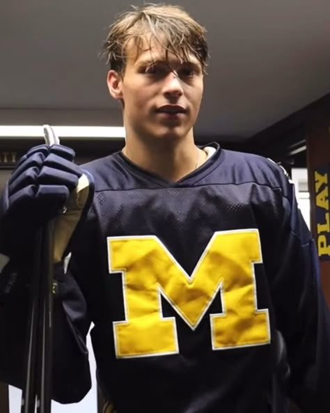 Ice Hockey Boys, Hockey Husband, Michigan Hockey, Hockey Wife, Puck Bunny, Boys Hockey, Hockey Pictures, Hockey Guys, Hot Hockey Players