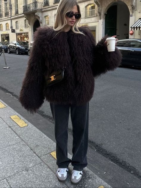 Brown Fur Coat Outfit, Fur Jacket Outfits, Outfits With Fur Coats, Black Fur Coat Outfit, Marine Diet, Fur Jacket Outfit, Artist Hue, Fur Coat Outfit, Black Fur Coat