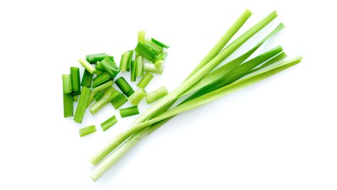 Scallions and green onions can make things pretty confusing in the grocery store produce section. Are they the same vegetable or something totally different? Apple Cider Cocktails, Store Produce, Allium Schoenoprasum, Types Of Onions, Cider Cocktails, Summer Veggies, Summer Side Dishes, Spring Onions, Homemade Butter