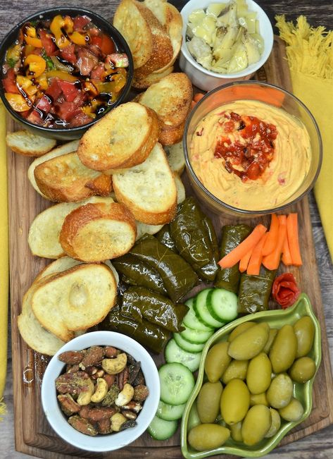 Vegan Thanksgiving Appetizers, Thanksgiving Appetizers Ideas, Vegan Charcuterie Board, Vegan Cheese Boards, Vegan Gluten Free Dinner, Appetizers Ideas, Vegan Snack, Snack Board, Veggie Tray