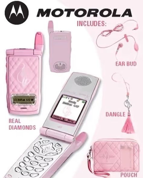 I’ve been hot since flip phones☎️🔥 Whether you were old enough to record Nicki in clubs on your flip phone or young enough to have missed out on the era, one things for sure, they’re always in the back of our minds🤭❗️ From the Moto Razr (@deviinjohnson), to the Baby Phat flip phone or even customizing your own, the possibilities for accessorizing with your flip phone were endless! The technology based accessory has slowly been trying to make a comeback, with Nokia unveiling a hot pink flip ... Y2k Phone, Nokia Phone, 90’s Aesthetic, Flip Phone, Flip Phones, Baby Phat, Game Boy Advance Sp, Grunge Style, Grunge Fashion