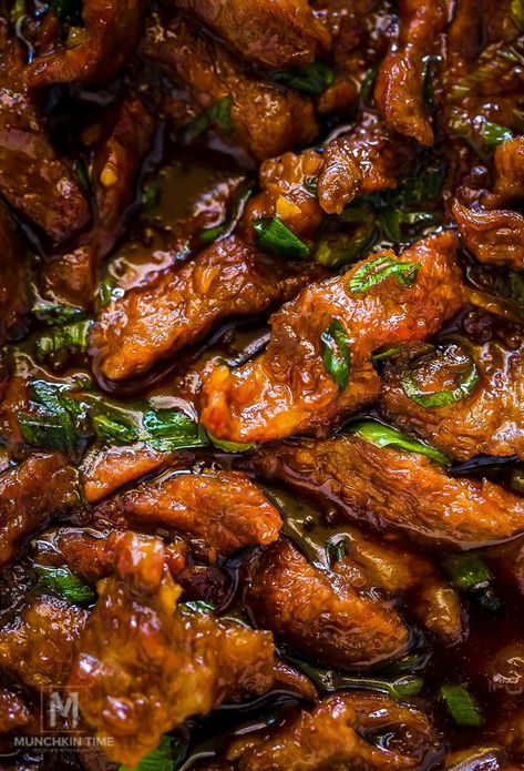 Copycat PF Chang's Mongolian Beef recipe. This dish takes only 30 minutes, is made with simple ingredients, and is delicious! Easy Dinner Recipes For Three People, Munchkin Time, Pf Chang, Mongolian Beef Recipes, Mapo Tofu, Mongolian Lamb, Crock Pot Recipes, Mongolian Beef, Chinese Takeout