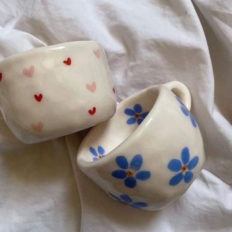 Clay Teacup Ideas, Cute Cermanics, Cup Designs Ceramics, Cute Pottery Ideas Aesthetic, Acrylic Paint Crafts Diy, Mug Inspiration Design, Handmade Ceramics Aesthetic, Cup Ceramic Painting, Paint Pottery Aesthetic