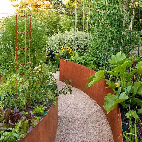 LOVE the steel edging on the raised beds! Building A Raised Garden, Gardening Trends, Diy Raised Garden, Raised Garden Beds Diy, Casa Exterior, Edible Landscaping, Veg Garden, Garden Edging, Plants And Flowers