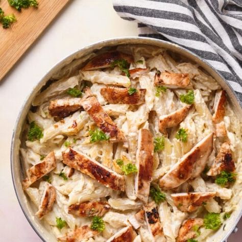 Garlic Parmesan Chicken Pasta - Oh Snap Macros Parm Chicken Pasta, Garlic Parm Chicken Pasta, Easy High Protein Dinner, High Protein Dinner Recipes, Oh Snap Macros, Garlic Parm Chicken, Chicken Pasta Sauce, Garlic Parmesan Chicken Pasta, Parm Chicken