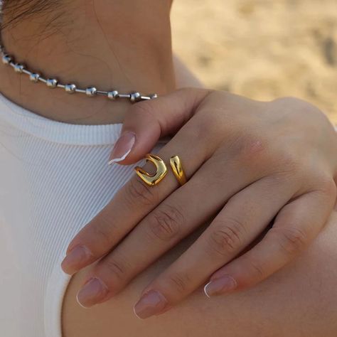 Stunning pieces to elevate your style and add glamour to your look. Golden Jewelry, Stainless Steel Plate, Metal Texture, Twist Ring, Wide Rings, Color Dorado, Stainless Steel Band, Open Ring, Metal Rings