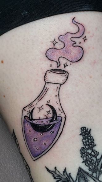 Tiny Potion Bottle Tattoo, Witch Bottle Tattoo, Witch Tattoo Color, Spell Book Tattoo Design, Pretty Little Poison Tattoo, Spell Jar Tattoo, Potion Bottle Tattoo Magic, Potion Bottle Tattoo Design, Aqua Tofana Tattoo