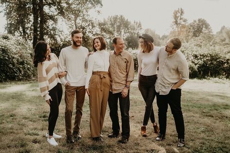 Older Family Photoshoot Ideas, Grown Up Family Photos, Family Of 7 Picture Poses Adults, Family Photo Adults, Family Photos 8 People, Family Photoshoot With Adults, Families Photoshoot Ideas, Family Of 5 Photoshoot Adults, Family Photo Poses All Adults