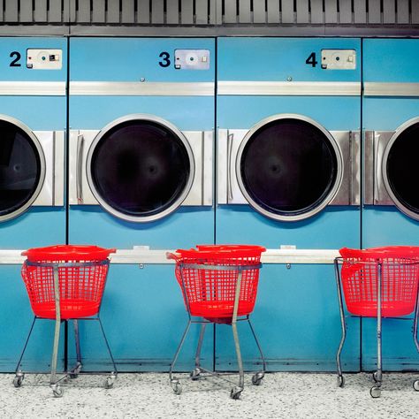 16 Old-School Laundromats That Are So Bad, They're Good | Architectural Digest Smelly Towels, Best Laundry Detergent, Coin Laundry, Laundry Mat, Laundry Shop, Liquid Laundry Detergent, Laundry Liquid, Wool Dryer Balls, Pop Up Store