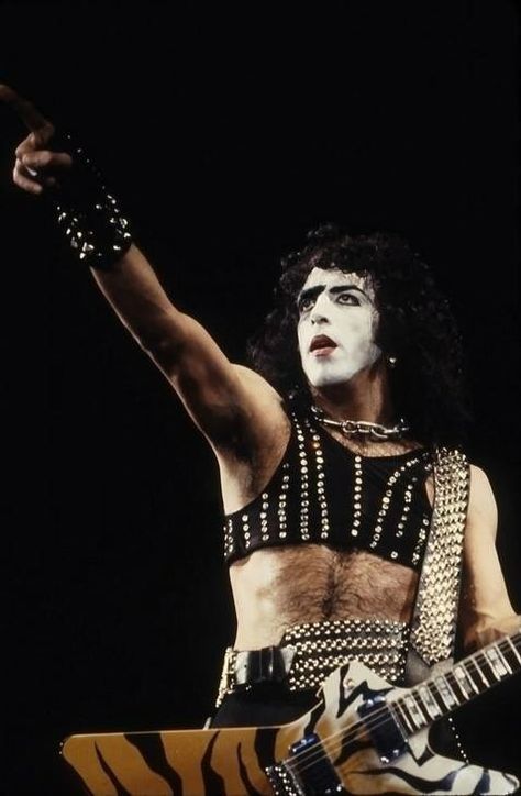 Paul Stanley of KISS                                                                                                                                                      More Banda Kiss, Kiss Costume, Kiss Outfits, Vinnie Vincent, Kiss Images, Eric Carr, Peter Criss, Kiss Army, Kiss Pictures