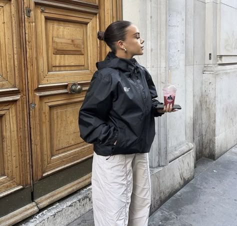 Raincoat Outfit Woman, North Face Windbreaker Outfit, Rain Jacket Outfit Aesthetic, Windbreaker Outfit Women, North Face Outfits Women, Rain Jacket Aesthetic, The North Face Jackets Outfits, Rain Jacket Outfit, North Face Jacket Outfit