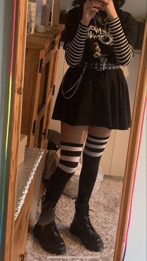 Alternative Clothing Aesthetic, Emo Outfit With Skirt, Alt Outfits Female, Alt Core Outfits, 2020 Style Alt, Egirl Goth Outfits, Star Grunge Outfits, Egirl Outfits Skirt, Emo Outfits With Skirt