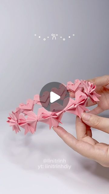 Lini Trịnh I Art | Design I Fashion on Instagram: "🎀💗✨ #diy #papercrown #princesscrown #giftidea If it’s needed, you can check “heart with bow origami” on yt for more details. Thank you" Origami Art Heart, Aesthetic Heart Design, Paper Heart Crown Tutorial, How To Make A Bow With Paper, Bow From Paper, Origami Art Easy, Diy Bando, Origami Heart Tutorial, Aesthetic Paper Crafts