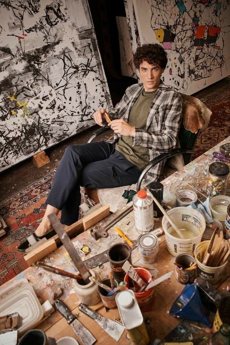 Painter Outfit, Painter Photography, Art Academia, Environmental Portraits, Artist Aesthetic, Male Artist, Menswear Fashion Show, Character Poses, Artist Life