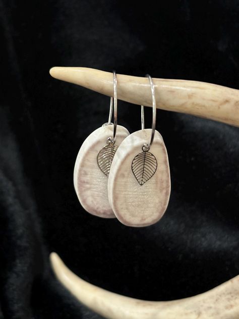 Unique Whitetail Antler Earrings 🦌 This pair has a silver colored leaf charm over the antler slab, hanging on a small hoop earring! 💕 Each pair is one of a kind since it is hand crafted from true, natural whitetail deer antler!  Color, size and texture may vary piece to piece due to the raw materials being used.  You are getting the EXACT product pictured in the listing! 😊 Deer Horn Jewelry, Bon Aqua, Deer Antler Jewelry, Material Earrings, Mod Earrings, Antler Earrings, Antler Jewelry, Deer Horn, Antler Ring