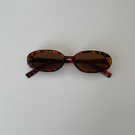 These brown sunnies are your go to for summer! 🤎 Small oval sunglasses. Small Sunglasses Aesthetic, Small Sunglasses 90s, Cool Sunnies, Cute Sunnies, Brown Sunglasses Aesthetic, Cute Sun Glasses, Little Sunglasses, Tiny Sunglasses, Small Oval Sunglasses