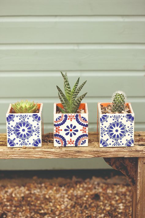 Learn how to make a set of upcycled tile planters with pretty patterned tiles, repurposed for this simple garden project. Tile Planter, Decorated Pots, Ceramic Tile Crafts, Clay Frame, Small Succulent Plants, Patterned Tiles, Simple Garden, Diy Planter Box, Pot Design